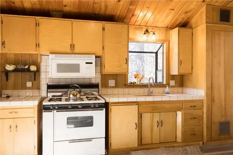 Kitchen - 107 E Aeroplane Blvd, Big Bear City, CA 92314 photo 2 of 2