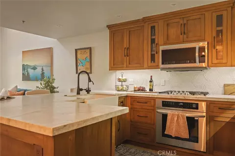 Kitchen - 366 Lake Resort, Lake Arrowhead, CA 92352 photo 3 of 4