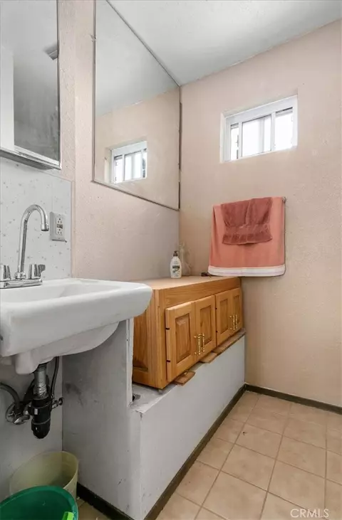 Bath - 55576 Valley View Rd, Landers, CA 92285 photo 4 of 5