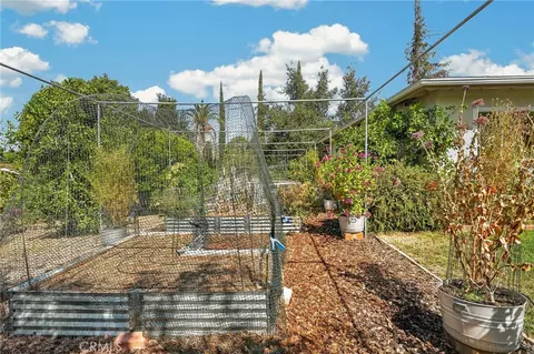 Exterior - 302 S San Mateo St, Redlands, CA 92373 photo 6 of 12