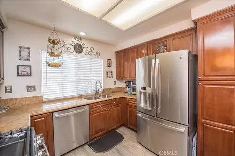 Kitchen - 3018 Sundown Ln, Corona, CA 92882 photo 4 of 5