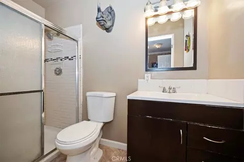 Bath - 24288 Zurich Dr, Crestline, CA 92325 photo 4 of 5