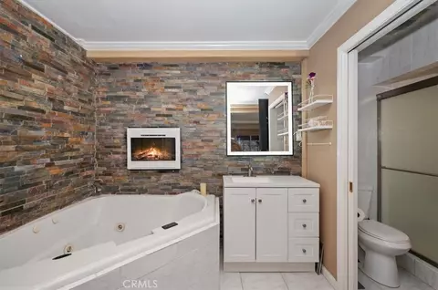 Bath - 24288 Zurich Dr, Crestline, CA 92325 photo 3 of 5