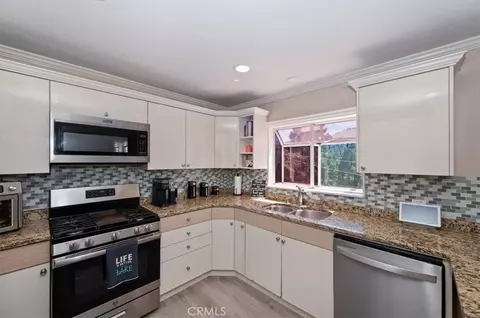 Kitchen - 24288 Zurich Dr, Crestline, CA 92325 photo 3 of 6