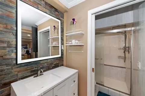 Bath - 24288 Zurich Dr, Crestline, CA 92325 photo 1 of 5