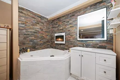 Bath - 24288 Zurich Dr, Crestline, CA 92325 photo 2 of 5