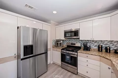 Kitchen - 24288 Zurich Dr, Crestline, CA 92325 photo 2 of 6