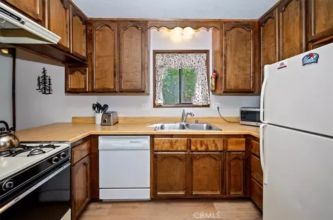 Kitchen - 42587 Cedar, Big Bear Lake, CA 92315 photo 2 of 3