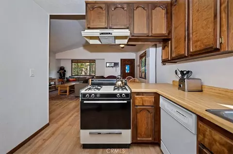 Kitchen - 42587 Cedar, Big Bear Lake, CA 92315 photo 3 of 3