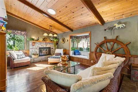 Living - 901 Nesthorn, Crestline, CA 92325 photo 2 of 5