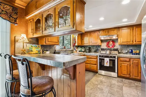 Kitchen - 901 Nesthorn, Crestline, CA 92325 photo 3 of 9