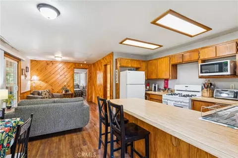 Kitchen - 901 Nesthorn, Crestline, CA 92325 photo 7 of 9