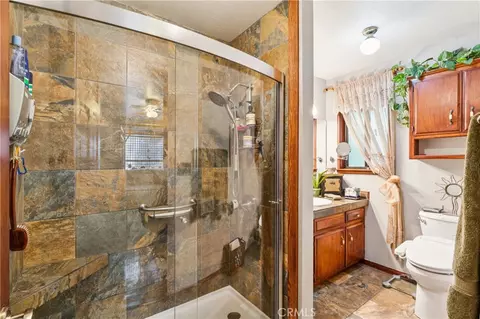 Bath - 901 Nesthorn, Crestline, CA 92325 photo 3 of 5