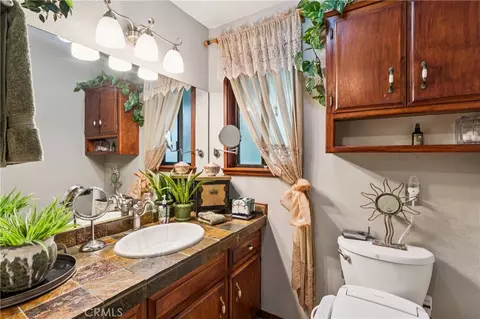 Bath - 901 Nesthorn, Crestline, CA 92325 photo 4 of 5