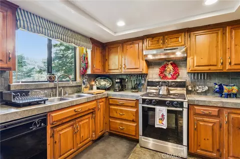 Kitchen - 901 Nesthorn, Crestline, CA 92325 photo 4 of 9