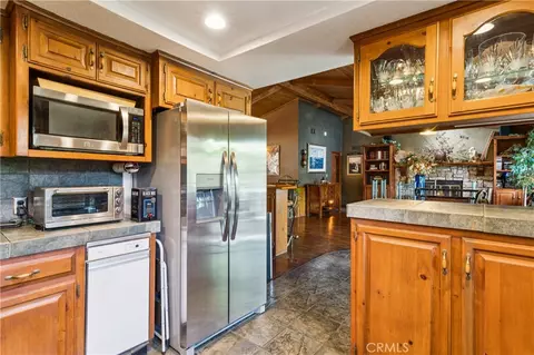 Kitchen - 901 Nesthorn, Crestline, CA 92325 photo 6 of 9