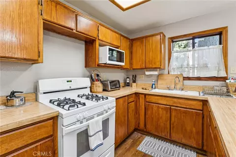 Kitchen - 901 Nesthorn, Crestline, CA 92325 photo 9 of 9