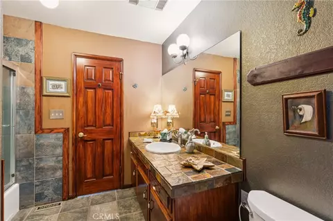 Bath - 901 Nesthorn, Crestline, CA 92325 photo 2 of 5