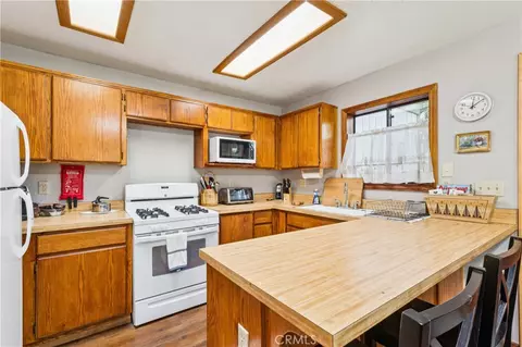 Kitchen - 901 Nesthorn, Crestline, CA 92325 photo 8 of 9