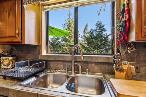 Kitchen - 901 Nesthorn, Crestline, CA 92325 photo 5 of 9