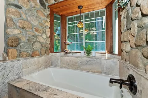 Bath - 23280 Brookside Rd, Crestline, CA 92325 photo 3 of 3