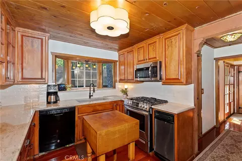 Kitchen - 23280 Brookside Rd, Crestline, CA 92325 photo 2 of 3