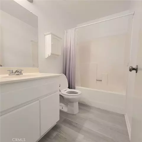 Bath - 979 Forest, Colton, CA 92324 photo 6 of 7
