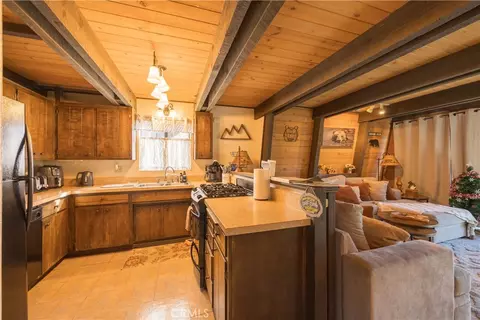 Kitchen - 764 Panamint Mtn, Big Bear City, CA 92314 photo 2 of 4