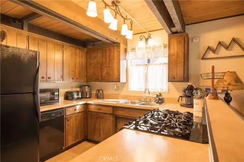 Kitchen - 764 Panamint Mtn, Big Bear City, CA 92314 photo 4 of 4