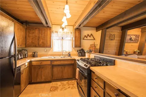 Kitchen - 764 Panamint Mtn, Big Bear City, CA 92314 photo 3 of 4