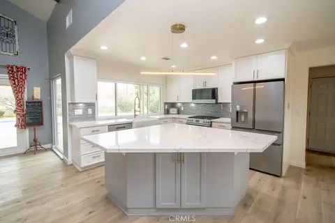 Kitchen - 20376 Tonawanda, Apple Valley, CA 92307 photo 6 of 8