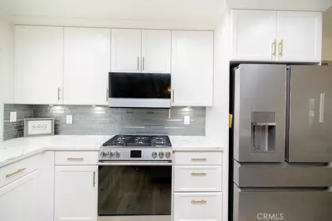 Kitchen - 20376 Tonawanda, Apple Valley, CA 92307 photo 5 of 8