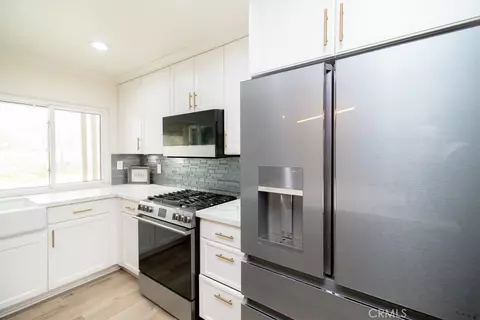 Kitchen - 20376 Tonawanda, Apple Valley, CA 92307 photo 4 of 8