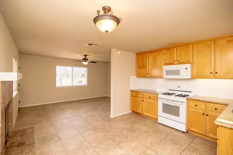 Living - 20376 Tonawanda, Apple Valley, CA 92307 photo 8 of 8