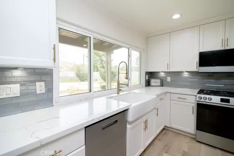 Kitchen - 20376 Tonawanda, Apple Valley, CA 92307 photo 3 of 8