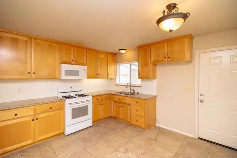 Kitchen - 20376 Tonawanda, Apple Valley, CA 92307 photo 7 of 8