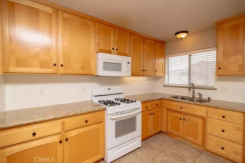 Kitchen - 20376 Tonawanda, Apple Valley, CA 92307 photo 8 of 8