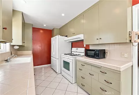 Kitchen - 235 Mira Mar #7, Long Beach, CA 90803 photo 3 of 4