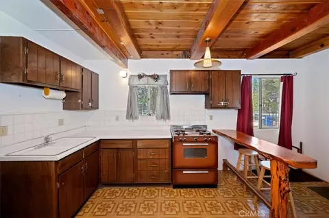 Kitchen - 476 San Bernardino, Sugarloaf, CA 92386 photo 1 of 3