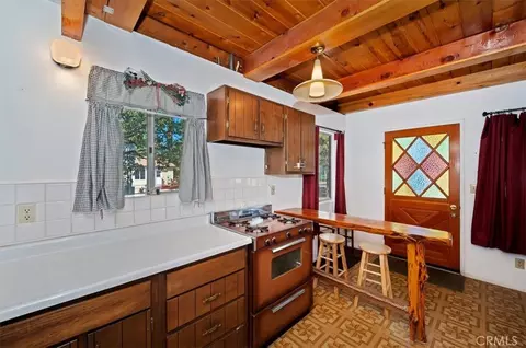 Kitchen - 476 San Bernardino, Sugarloaf, CA 92386 photo 3 of 3