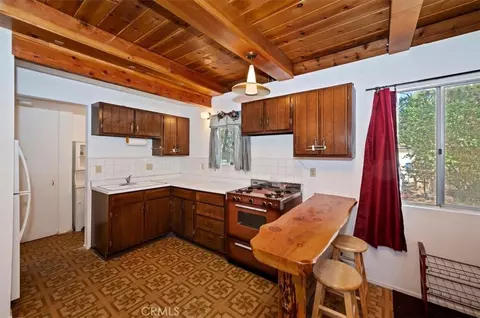 Kitchen - 476 San Bernardino, Sugarloaf, CA 92386 photo 2 of 3