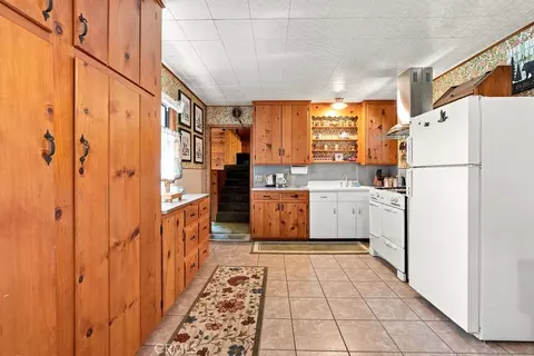 Kitchen - 25086 Valle, Crestline, CA 92325 photo 2 of 5