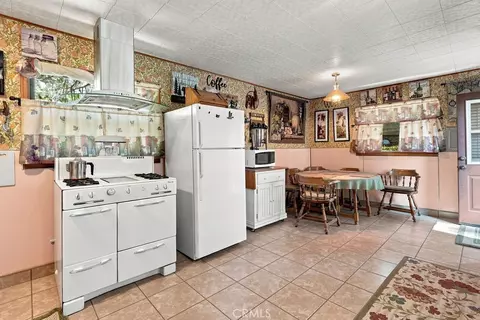 Kitchen - 25086 Valle, Crestline, CA 92325 photo 3 of 5