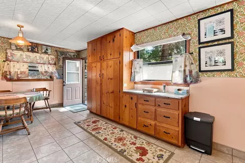 Kitchen - 25086 Valle, Crestline, CA 92325 photo 4 of 5