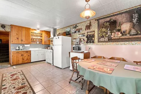 Kitchen - 25086 Valle, Crestline, CA 92325 photo 1 of 5
