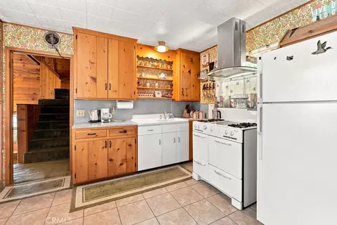 Kitchen - 25086 Valle, Crestline, CA 92325 photo 5 of 5