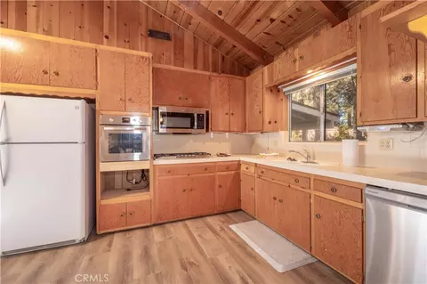 Kitchen - 913 Tinkerbell Ave, Big Bear City, CA 92314 photo 1 of 2