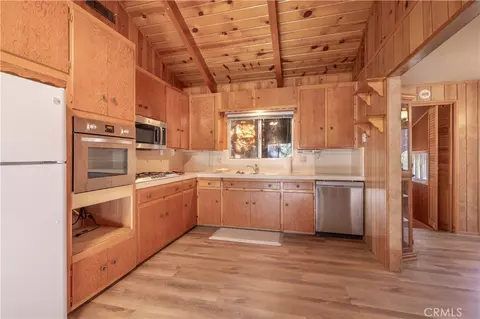 Kitchen - 913 Tinkerbell Ave, Big Bear City, CA 92314 photo 2 of 2