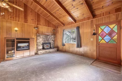 Living - 913 Tinkerbell Ave, Big Bear City, CA 92314 photo 2 of 4