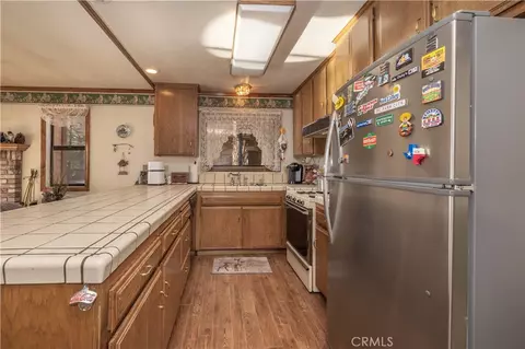 Kitchen - 723 Summit #1, Big Bear Lake, CA 92315 photo 2 of 3